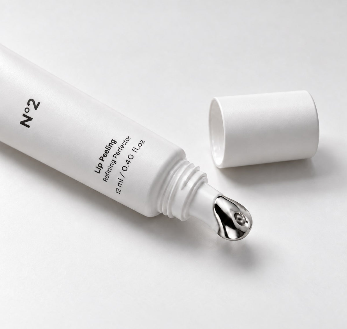 La Bouche Parfaite lip peeling with cooling metal lip applicator
