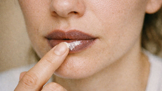Lèvres noires et taches sur les lèvres : causes et correction