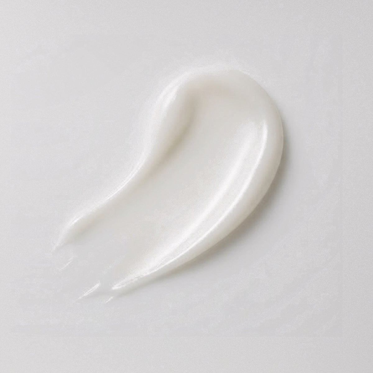 Textura crema fundente del bálsamo corrector N°3, último paso de The Essential Trio para labios oscuros o pigmentados, una emulsión aclarante y reparadora para la hiperpigmentación labial, La Bouche Parfaite