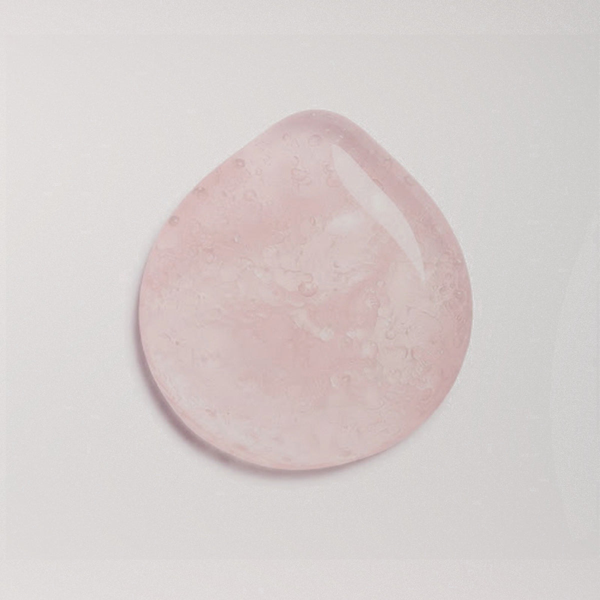 Texture gel rose transparent du gloss repulpant pour lèvres foncées, un fini lumineux qui aide à retrouver des lèvres roses malgré l'hyperpigmentation labiale, N°5 La Bouche Parfaite