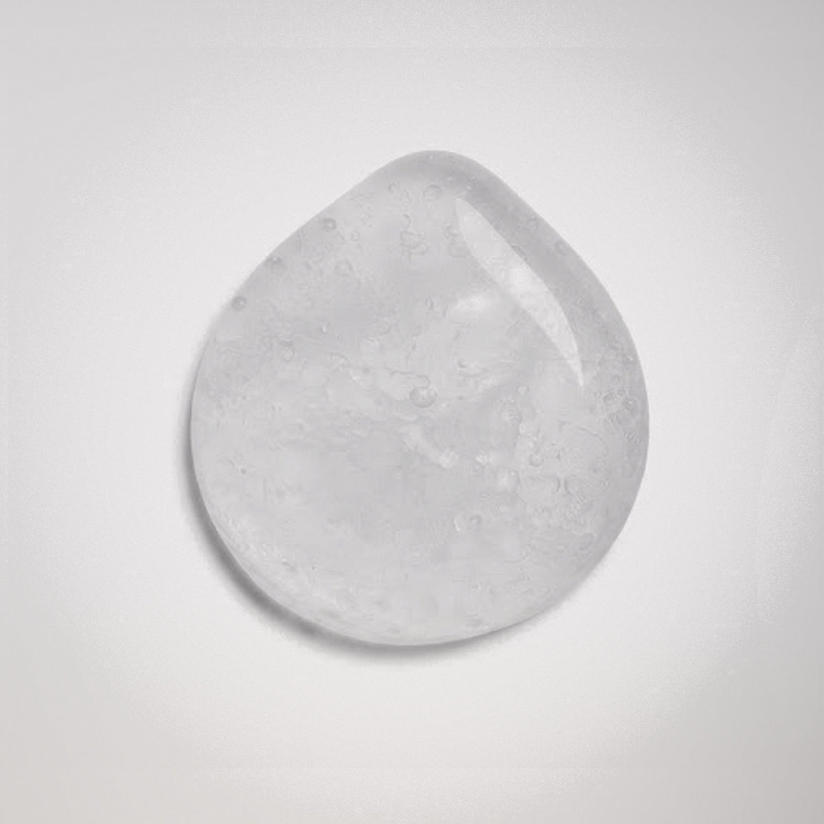 Textura transparente y sedosa del aceite desmaquillante que prepara los labios oscuros o negros antes de tratar la hiperpigmentación labial, N°1 La Bouche Parfaite