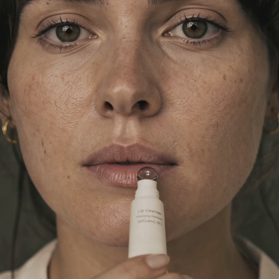 Application of La Bouche Parfaite N°1 Lip Cleanser Corrector on the lips with its metal applicator