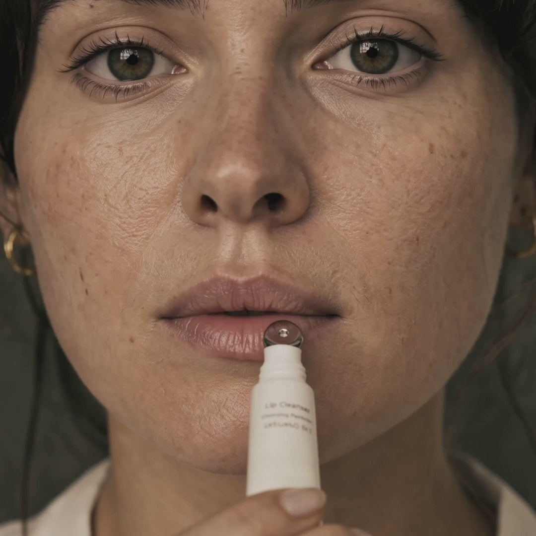 Application of La Bouche Parfaite N°1 Lip Cleanser Corrector on the lips with its metal applicator