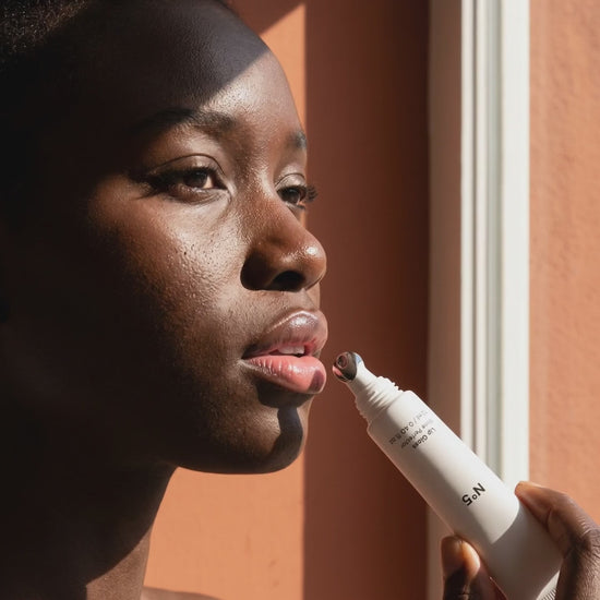 Application of La Bouche Parfaite N°5 Lip Gloss Corrector on the lips with its metal tip